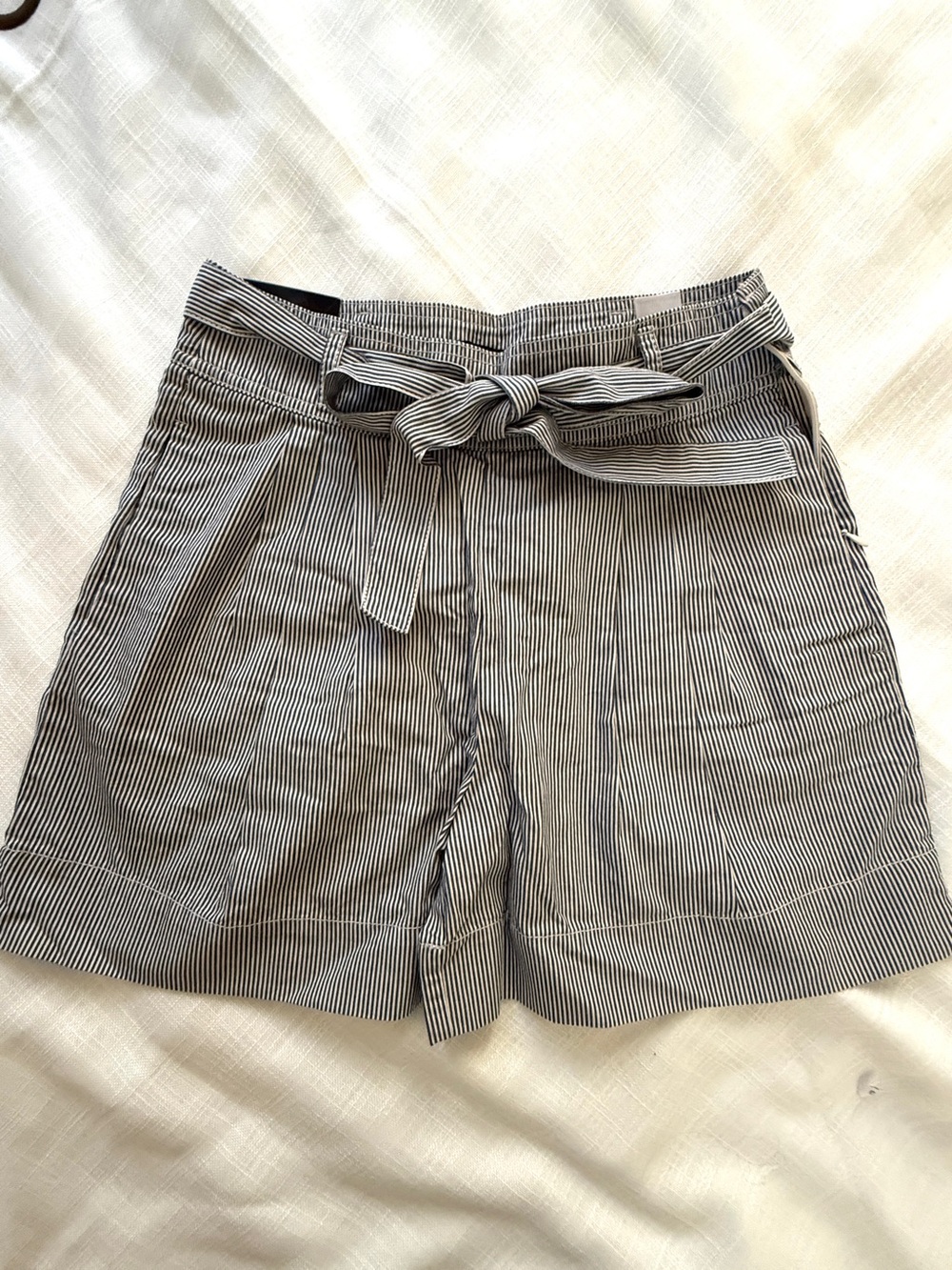 NWT Banana Republic women navy & white stripes shorts , size 2